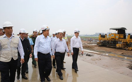 Phó Thủ tướng Thường trực đốc thúc tiến độ cải tạo hai sân bay quan trọng nhất cả nước